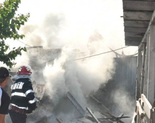 O casă a fost cuprinsă de flăcări, de la o lumânare